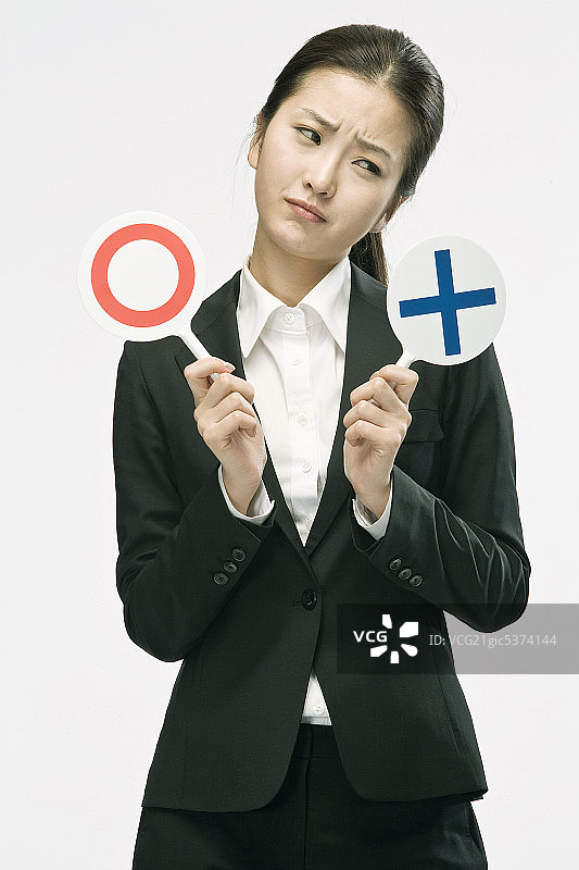 女商人拿着牛生肖标志图片素材