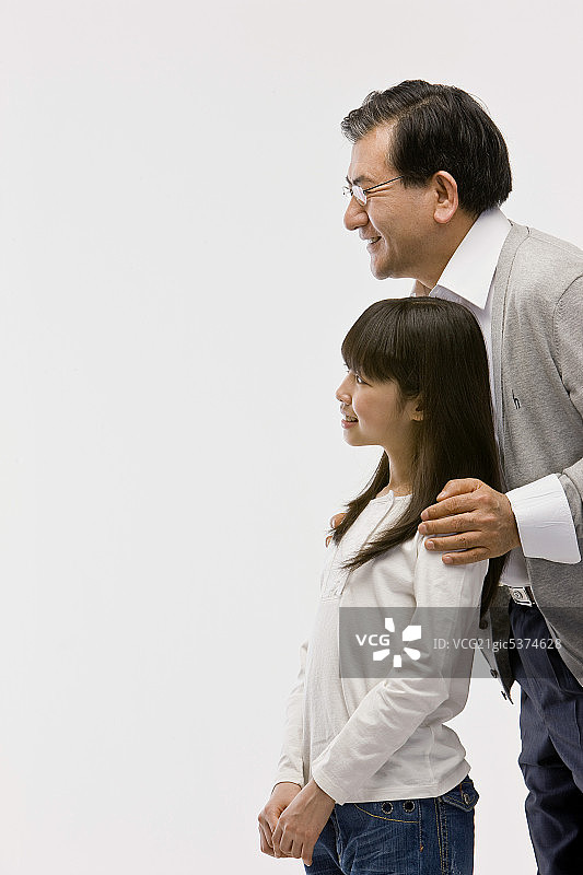 爷爷把手放在孙女的肩膀上图片素材