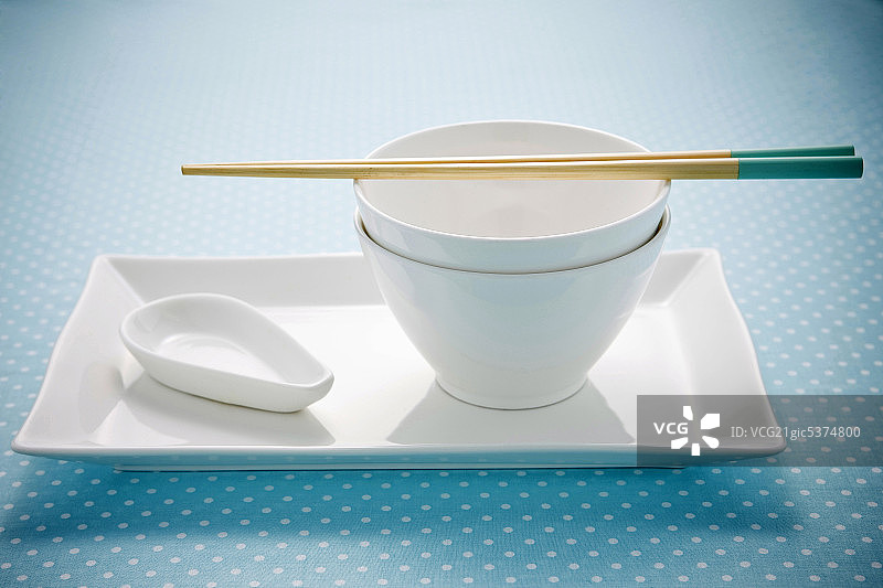 碗、盘子和筷子图片素材