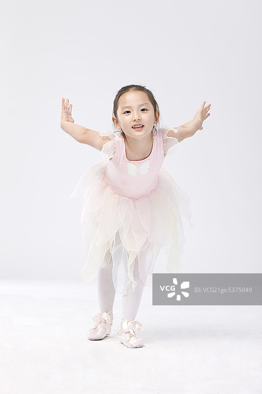 穿着粉色芭蕾舞裙的小女孩在跳舞图片素材