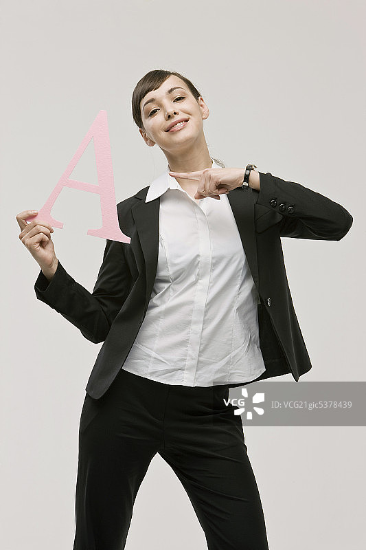 拿着字母A的商务女人图片素材