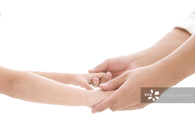 年轻女孩牵着她父亲的手图片素材