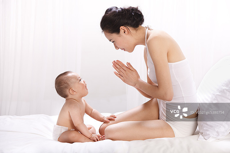 东方母亲和孩子图片素材