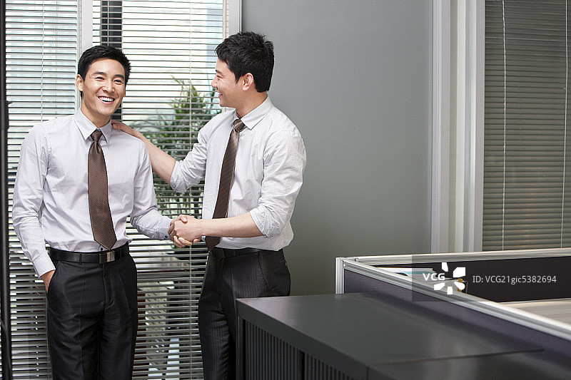 商务人士在办公室交谈图片素材