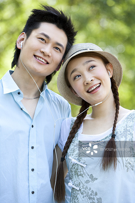 年轻情侣听音乐图片素材