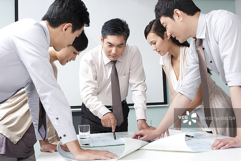 商务人士在会议室图片素材