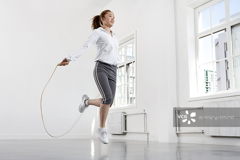 青年女子锻炼图片素材