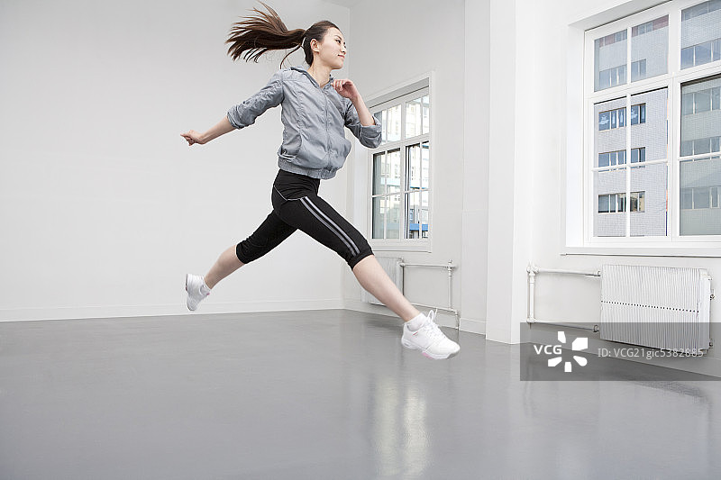 青年女子跳跃图片素材