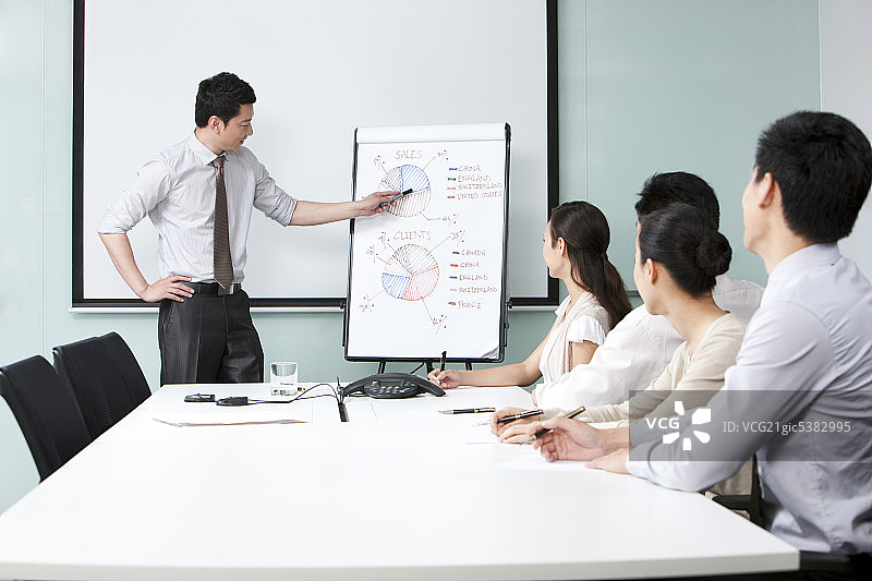 商务人士在会议室图片素材