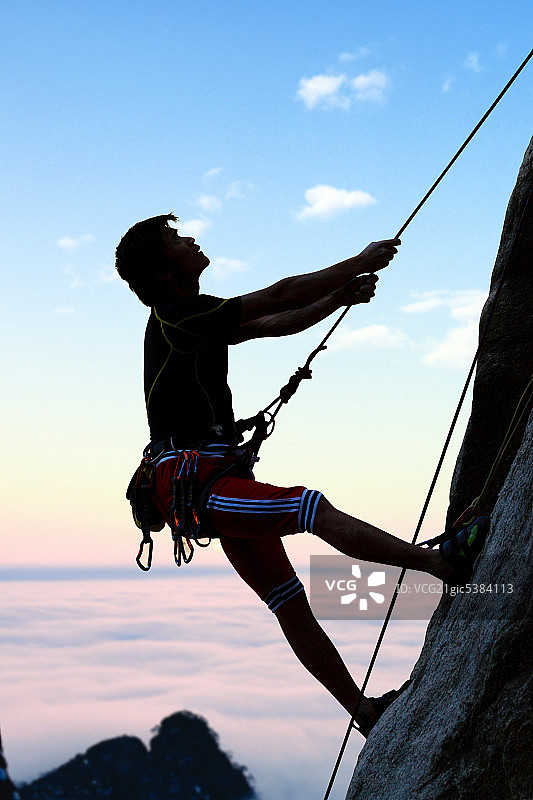 东方男人户外攀岩图片素材