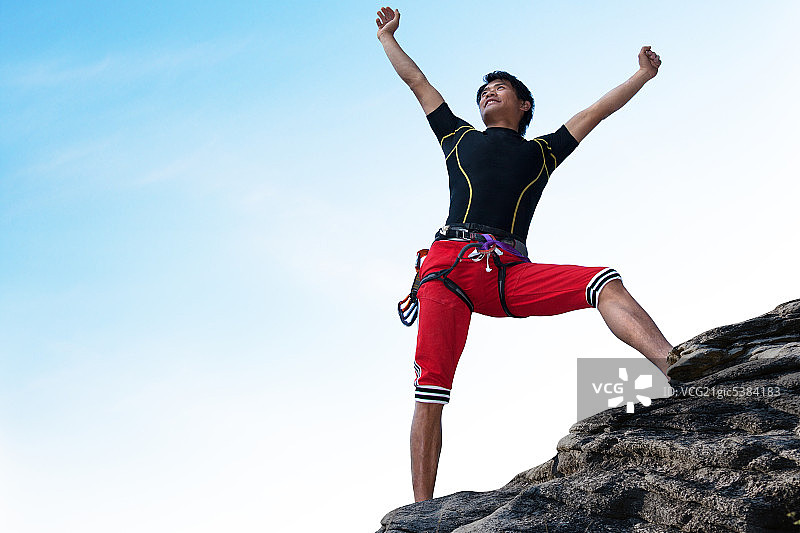 东方男人户外攀岩图片素材