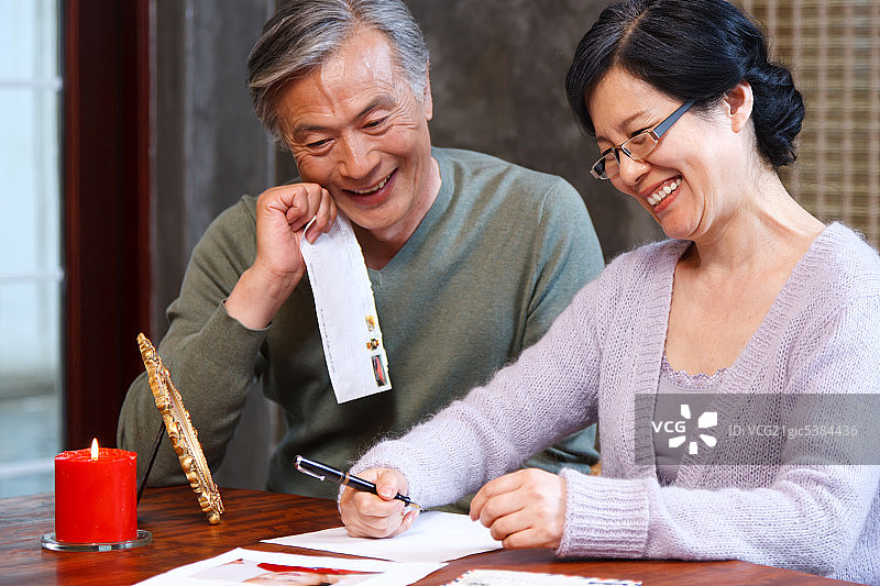 东方老年夫妇写信图片素材