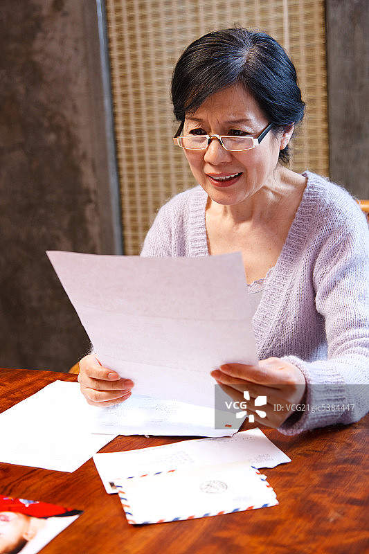 东方老年女人看信图片素材