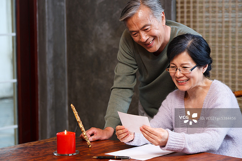 东方老年夫妇写信图片素材
