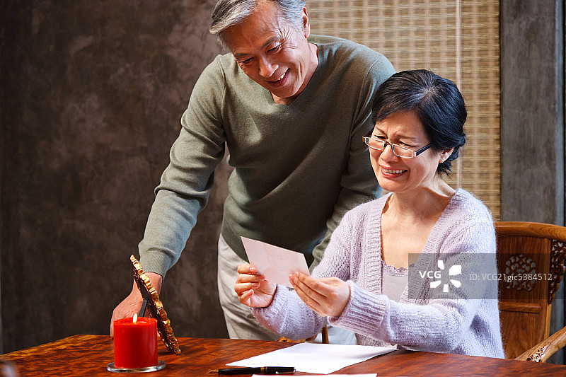 东方老年夫妇写信图片素材