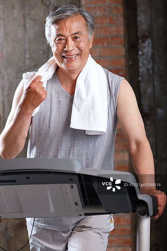 东方老年男人健身图片素材