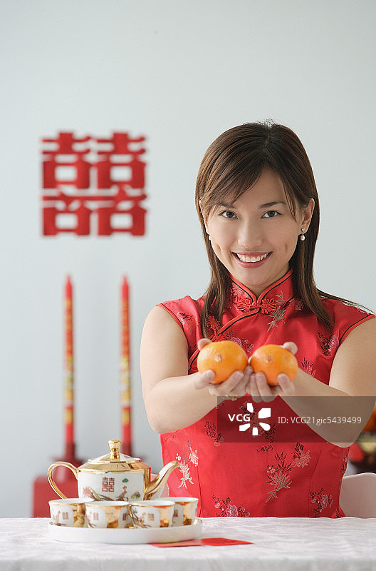 年轻女子表演茶道并对着镜头微笑图片素材