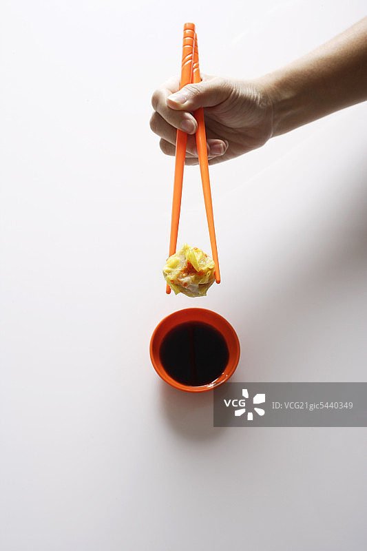手持筷子夹点心图片素材