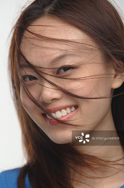 年轻女人对着镜头微笑图片素材