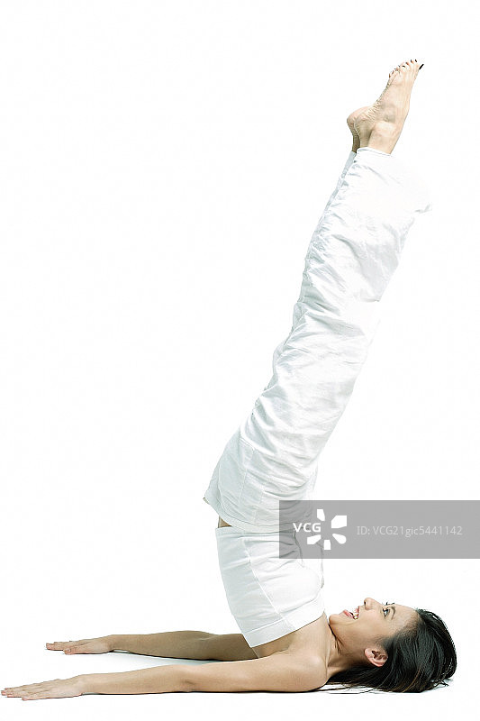 躺在地板上抬腿的女人图片素材