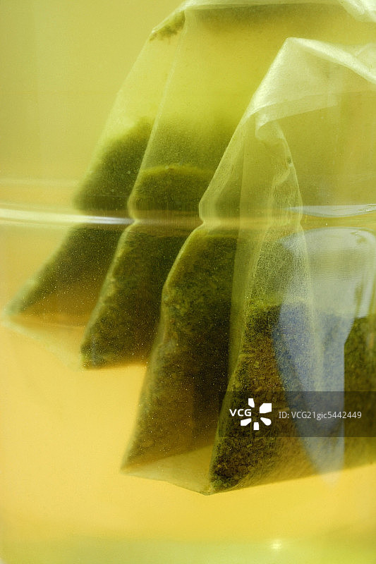玻璃杯中茶包的特写图片素材