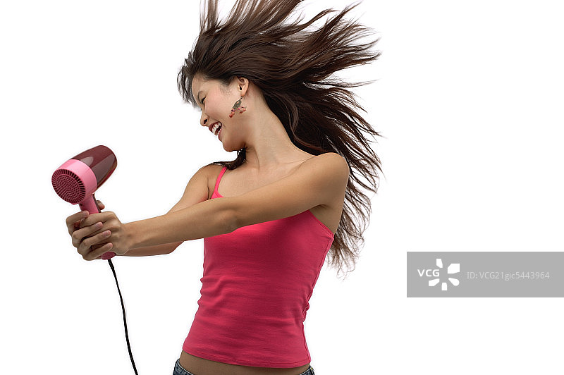 年轻女人吹干头发，发丝飞扬图片素材