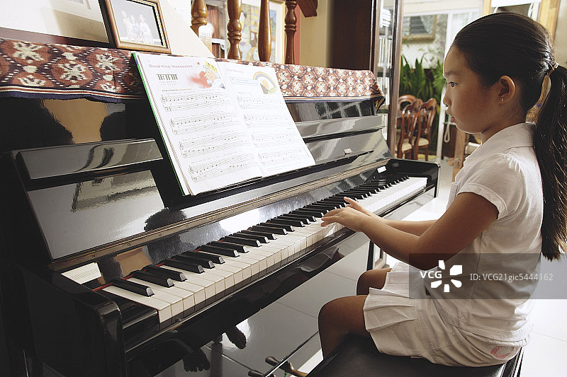 在家弹钢琴的女孩图片素材