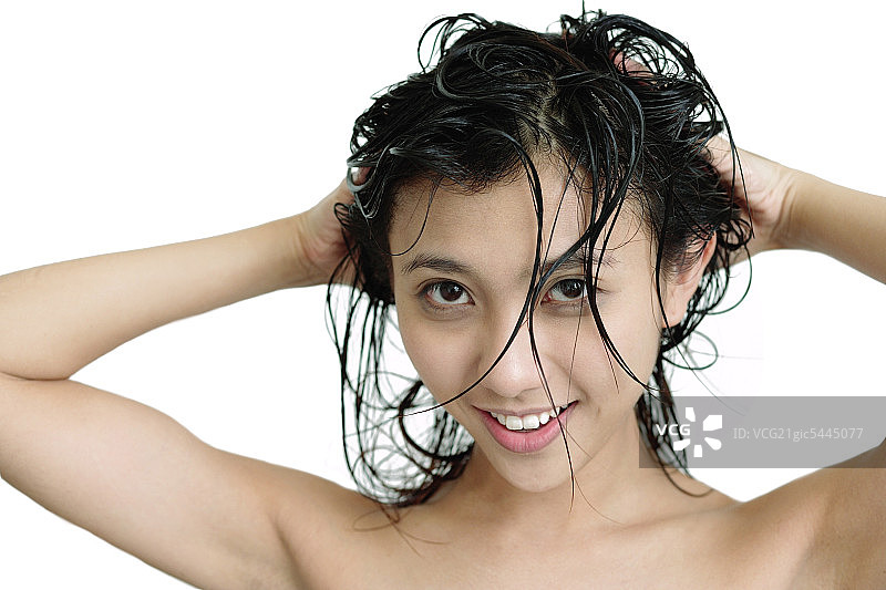 女人洗头发，看着镜头图片素材