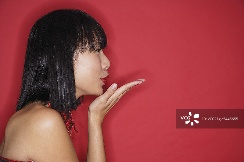 留着波波头，飞吻的女人（侧面）图片素材