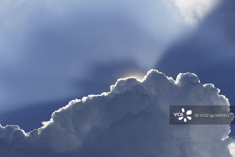 阳光穿透云层图片素材