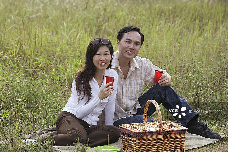男人和女人在户外野餐图片素材