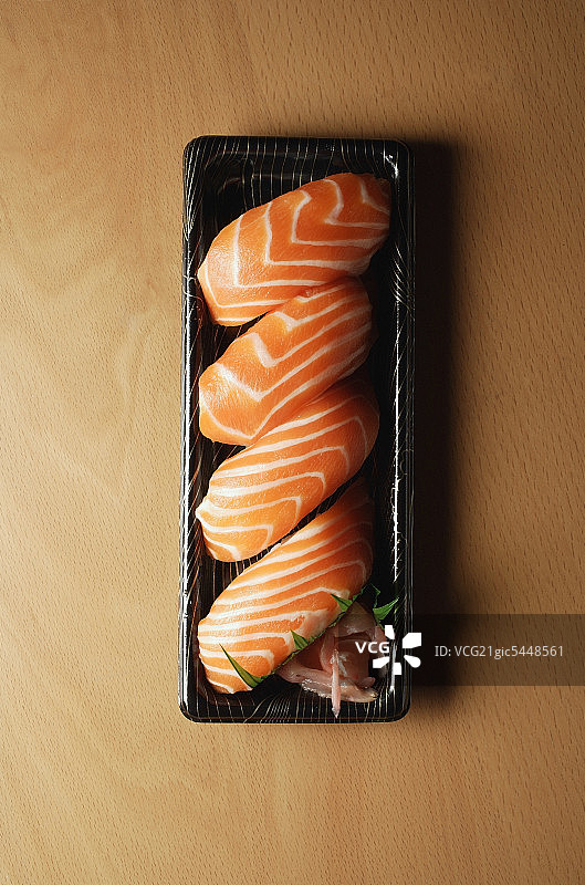 四块三文鱼寿司饭团图片素材