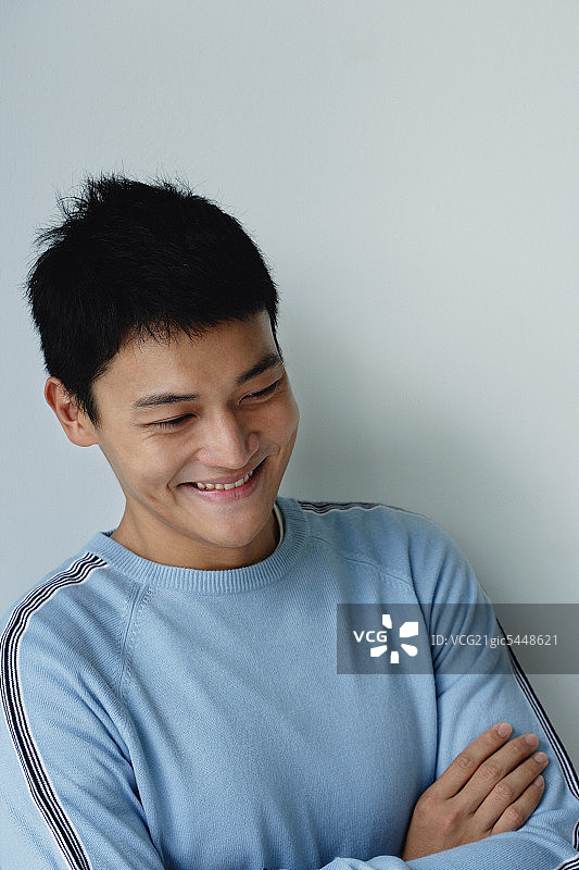 男子交叉双臂微笑图片素材