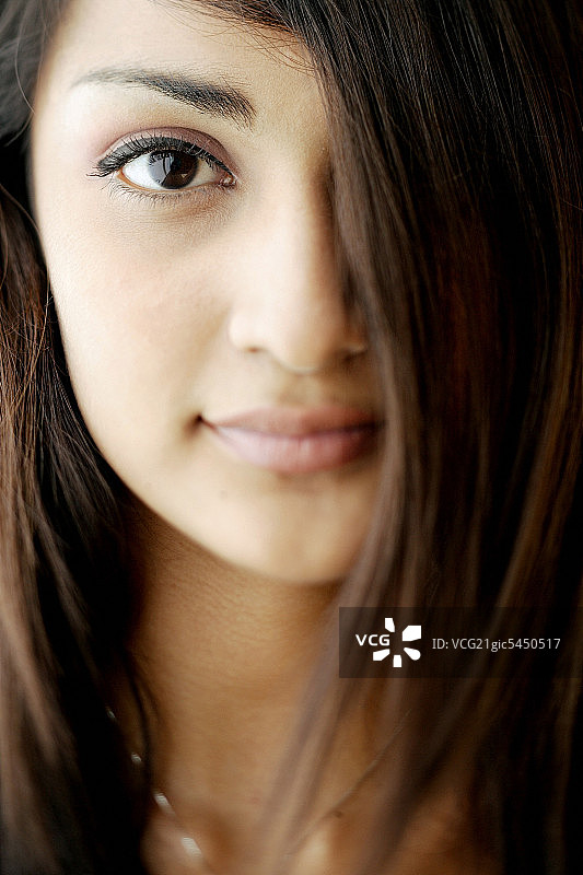 看向镜头的年轻女人肖像图片素材