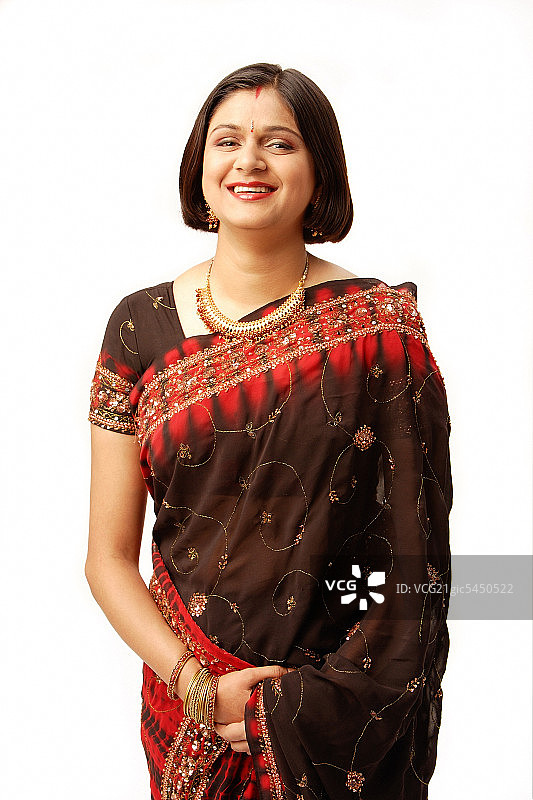 穿着传统服装的印度妇女看着镜头图片素材