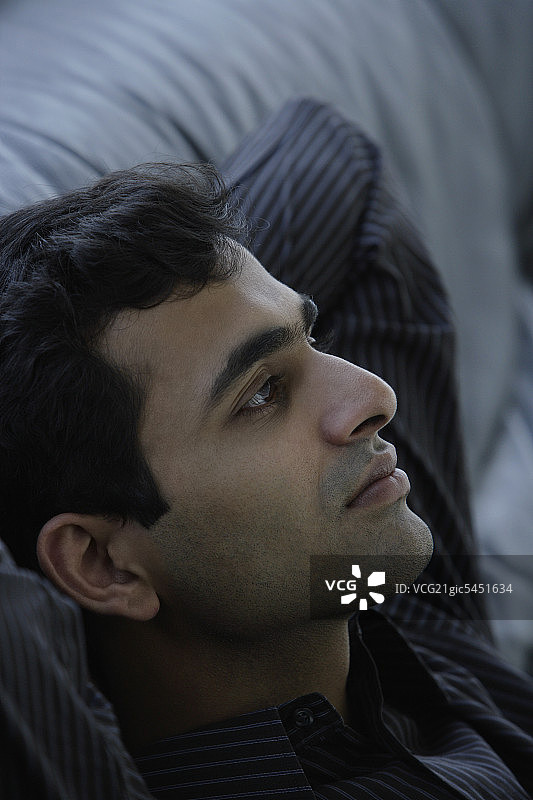 戴黑色头巾的印度男人侧面照图片素材