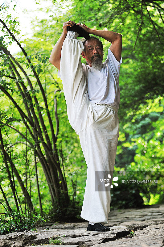 东方老年男人健身图片素材