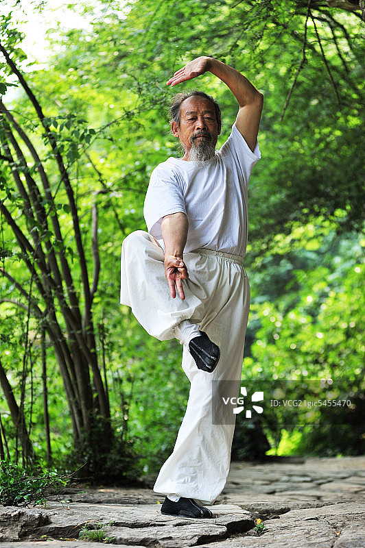 东方老年男人健身图片素材