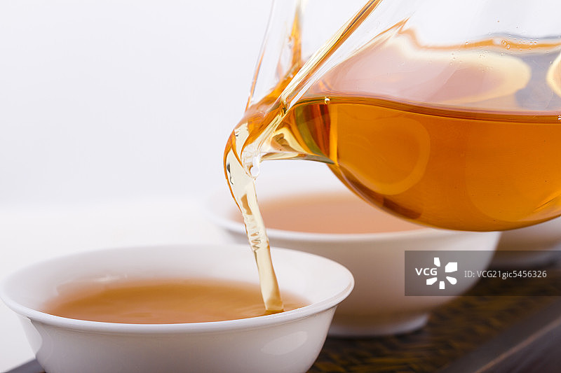 把茶倒进茶杯图片素材