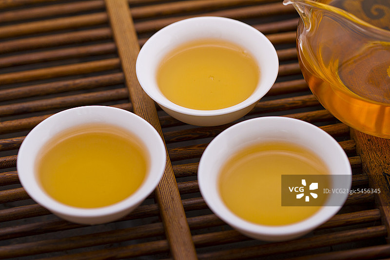 三杯乌龙茶放在托盘上图片素材