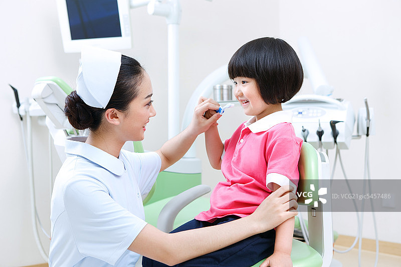 东方医生护士和病人图片素材