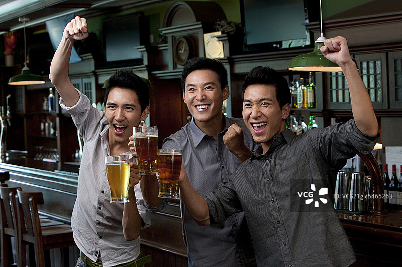 青年男子在酒吧看球赛图片素材