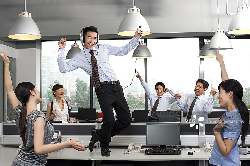 商务人士在办公室娱乐图片素材