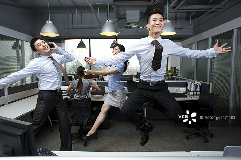 商务人士在办公室娱乐图片素材