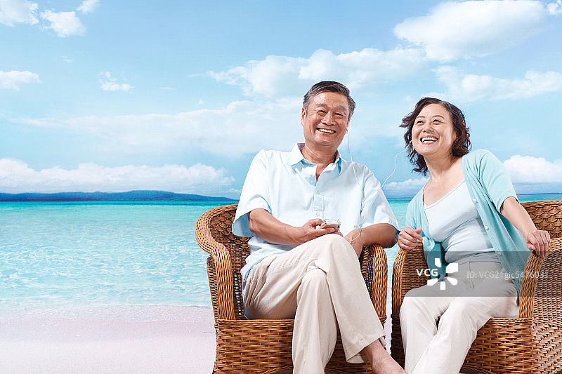 东方人海滩休闲生活图片素材