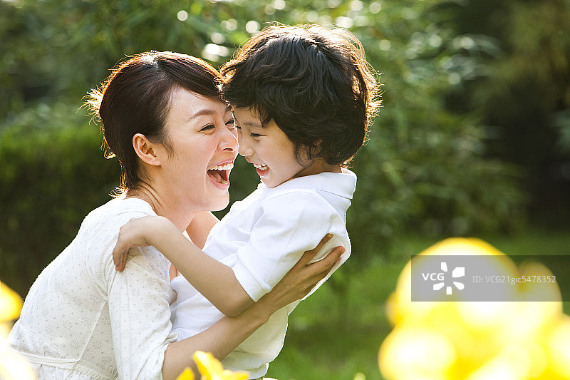 母子享受快乐时光图片素材