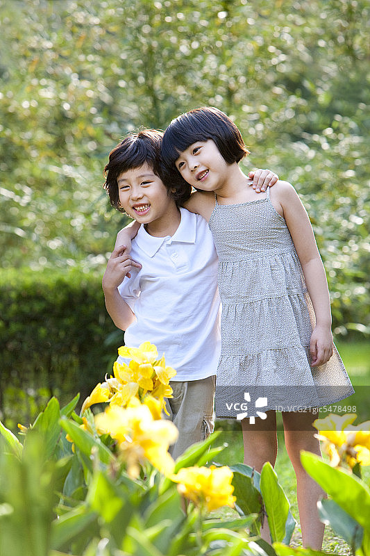 儿童在花园图片素材