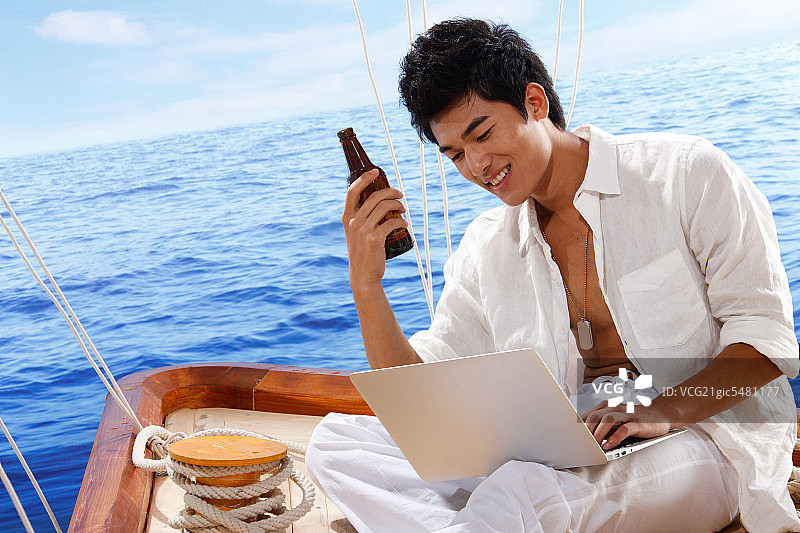 东方人航海出行图片素材