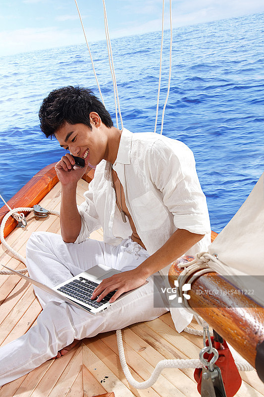 东方人航海出行图片素材