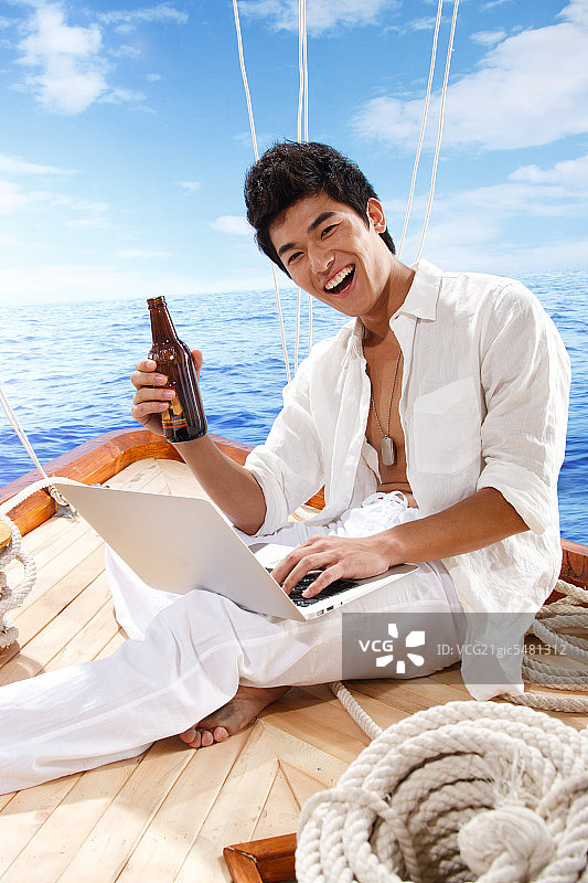 东方人航海出行图片素材